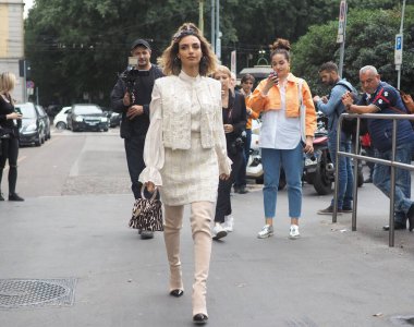 Moda blogcusu Nicole Mazzoccato sokak tarzı kıyafet Laura Biagiotti defilesinden önce Milan moda haftası / Yaz