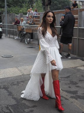 Milan moda haftasında Laura Biagiotti defilesinden önce moda blogcusu sokak tarzı kıyafet