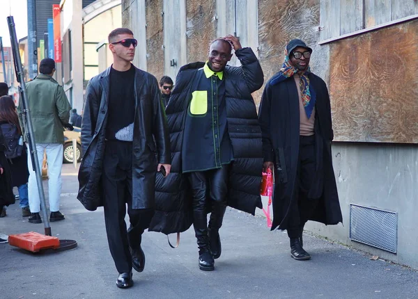 Τρεις Bloggers Μόδας Street Style Outfit Πριν Την Επίδειξη Μόδας — Φωτογραφία Αρχείου