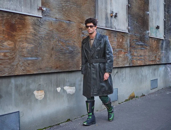 时尚博主Marc Forne在2020年米兰时装周的Marni时装秀前穿上街头服装 — 图库照片