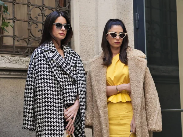 CALCATERRA defilesinden sonra 2020 / 2021 Milano Moda haftasında fotoğrafçılara poz veren moda blogcuları