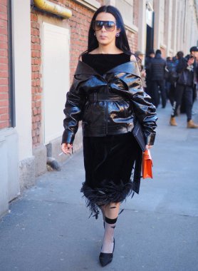 FENDI defilesinden sonra moda blogcusu sokak tarzı kıyafet Milano Moda Haftası Adamı Sonbahar / Kış 2019 / 2020