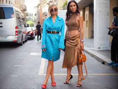 Xenia Van Der Woodsen ve Tamara Kalinic sokak stili kıyafetler Milano Moda Haftası boyunca Versace defilesinden önce Sonbahar / Kış 2019 / 2020