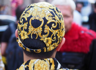 Milano Moda Haftası boyunca Versace defilesinden önce moda blogcusu sokak tarzı kıyafetler. Sonbahar / Kış 2019 / 2020