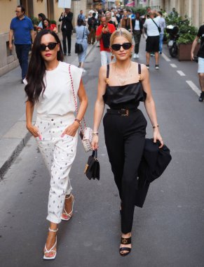 Moda blogcusu Caroline Daur ve arkadaş sokak stili kıyafetleri Milano Moda Haftası 'ndaki Versace defilesinden sonra 2019 / 2020