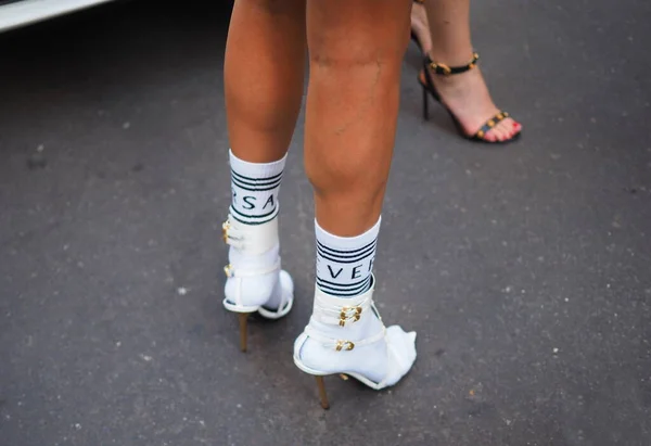 Módní Blogger Street Styl Oblečení Před Módní Přehlídkou Versace Během — Stock fotografie