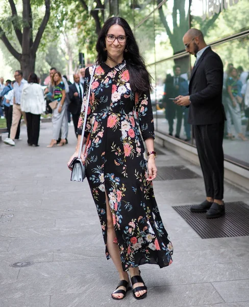 Modebloggerin Streetstyle Outfit Vor Armani Modenschau Während Der Mailänder Modewoche — Stockfoto