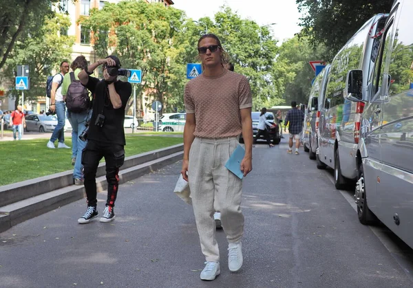 Módní Blogger Street Style Outfit Před Módní Přehlídkou Armani Během — Stock fotografie