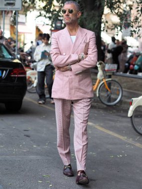 Milano Moda Haftası adamı 2019 / 2020 'de Armani defilesinden önce moda blogcusu sokak tarzı kıyafet