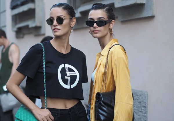 Μοντέλα Street Style Εξαρτήσεις Μετά Armani Επίδειξη Μόδας Κατά Διάρκεια — Φωτογραφία Αρχείου