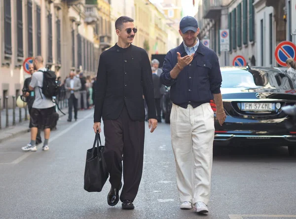 Módní Bloggeři Street Style Oblečení Módní Přehlídce Armani Během Milano — Stock fotografie