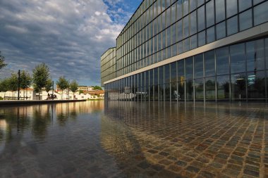 Şehrin güneyindeki Adriano Olivetti Meydanı 'nın modern mimarisi, 27 Eylül' de Giuseppe Sala tarafından açıldı..