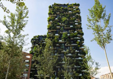 Bosco Verticale - Dikey Orman gökdeleninde balkonlarda büyüyen ağaçlar, Stefano Boeri mimarisi tarafından tasarlandı. Milan, Lombardy, İtalya