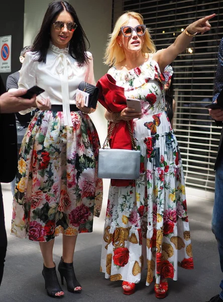 Fashion Blogger Street Style Ruhák Dolce Gabbana Divatbemutató Előtt Milano — Stock Fotó