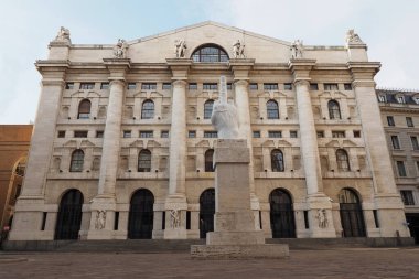 Maurizio Cattelan heykeli Midnight Palace 'ın önünde, Milan' daki İtalyan borsasının merkezi Piazza degli affari 'de..
