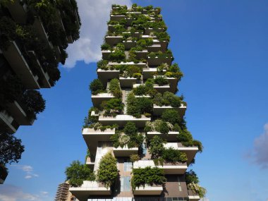 Bosco Verticale - Dikey Orman gökdeleninde balkonlarda büyüyen ağaçlar, Stefano Boeri mimarisi tarafından tasarlandı. Milan, Lombardy, İtalya