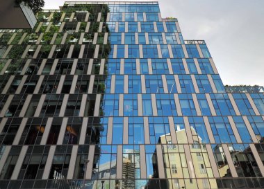 Bosco Verticale - Dikey Orman gökdeleninde balkonlarda büyüyen ağaçlar, Stefano Boeri mimarisi tarafından tasarlandı. Milan, Lombardy, İtalya