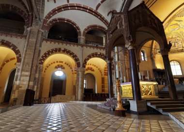 Milano 'daki en eski kiliselerden biri olan Sant Ambrogio Bazilikası' ndan sunak. Milan 'ın koruyucu azizi