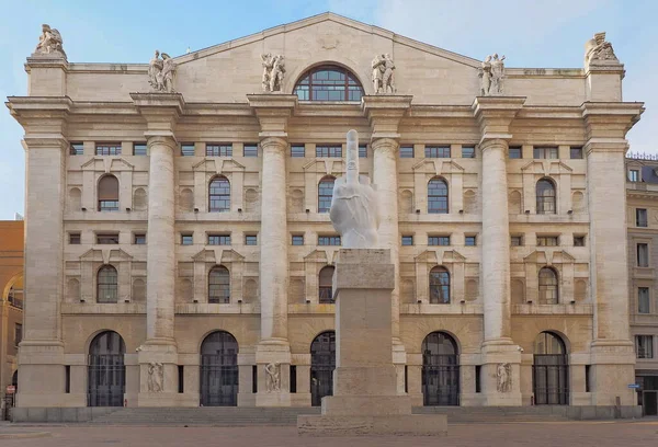 Maurizio Cattelan heykeli Midnight Palace 'ın önünde, Milan' daki İtalyan borsasının merkezi Piazza degli affari 'de..