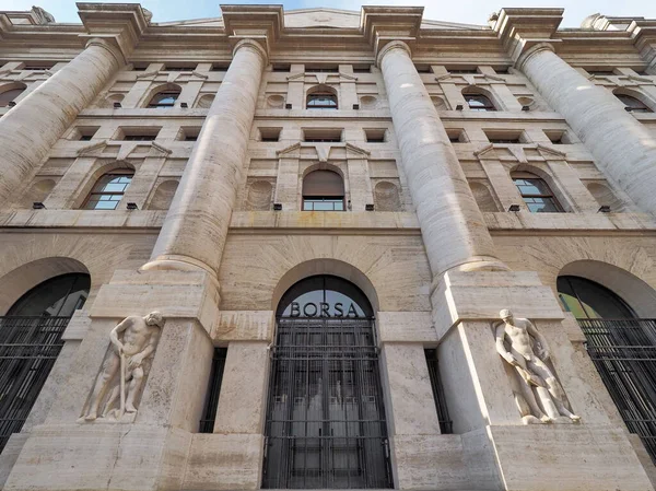 Midnight Palace, Milano 'daki İtalyan borsasının merkezi, Piazza degli affari..