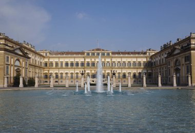 Villa Reale, Monza. Kraliyet bahçeleri çeşmesi ve Monza parkı. Saray, neoklasik bina
