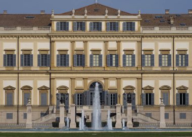 Villa Reale, Monza. Kraliyet bahçeleri çeşmesi ve Monza parkı. Saray, neoklasik bina