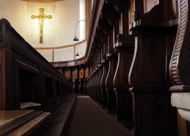 Santa Maria delle Grazie iç kilisesi sunak ve koro detayları. Lombardy, İtalya.