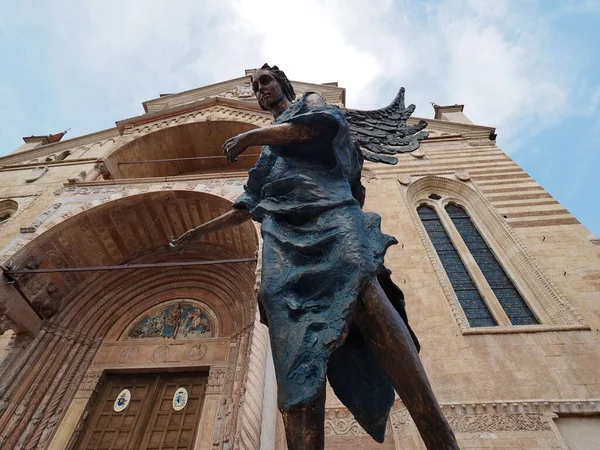 Estatua Frente Fachada Santa Maria Matricolare Cúpula Verona Véneto Italia —  Fotos de Stock