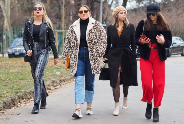 Moda blogcularının sokak stili kıyafetleri Felsefe di Lorenzo Serafini moda defilesinden önce Milano moda haftasında / Kış 2019 / 2020.