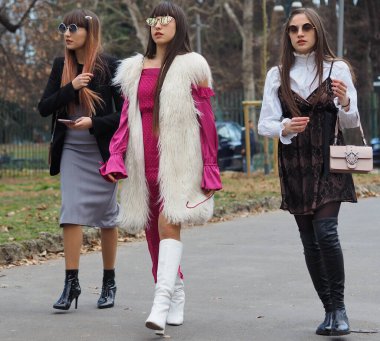 Milano moda haftası boyunca Philosophy di Lorenzo Serafini defilesinden önce şık kızlar sokak tarzı kıyafetler / 2019 / 2020 kışında.
