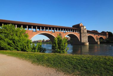 Ticino nehri üzerindeki Pavia 'nın 