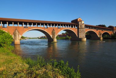 Ticino nehri üzerindeki Pavia 'nın 