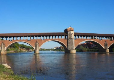 Ticino nehri üzerindeki Pavia 'nın 