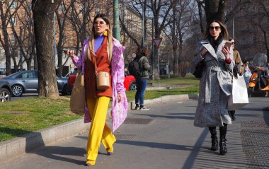 Milan moda haftasında Fendi defilesinden önce moda blogcuları sokak stili kıyafetleri. Güz / Kış 2019 / 2020