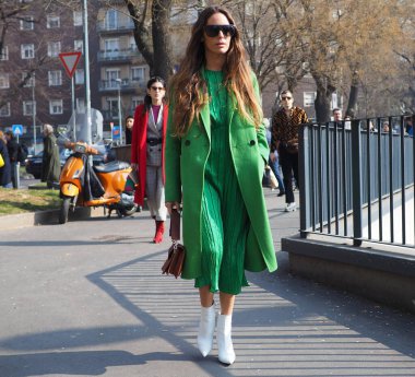 Milan moda haftasında Fendi defilesinden önce moda blogcusu sokak tarzı kıyafet sonbahar / kış 2019 / 2020