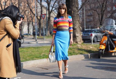 Moda blogcusu Carlotta Rubaltelli sokak tarzı kıyafet Milan moda haftasında Fendi defilesinden önce sonbahar / kış 2019 / 2020