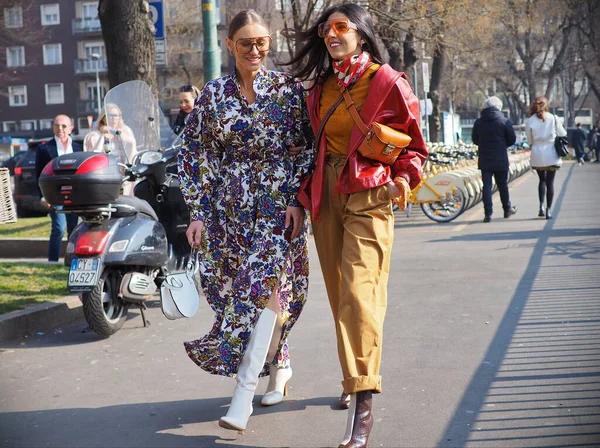 Divatbloggerek Street Style Ruhák Fendi Divatbemutató Előtt Milánóban Ősz Tél — Stock Fotó