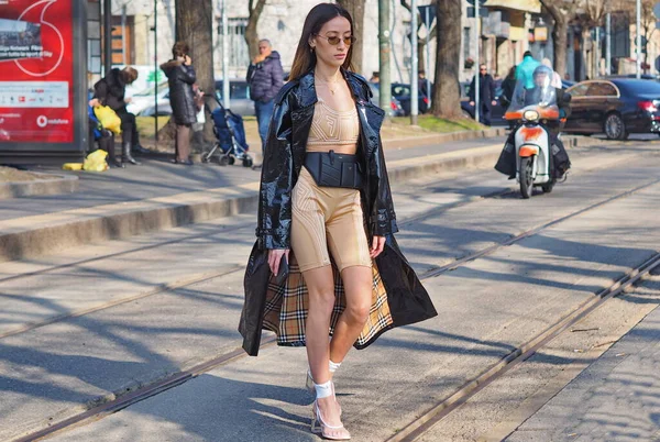 ファッションブロガーアレクサンドラ ゲラン Fendiファッションショーの前にストリートスタイルの服ミラノのファッション週間の秋 冬2019 2020 — ストック写真
