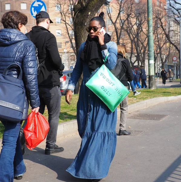 Milan Moda Haftasında Fendi Defilesinden Önce Moda Blogcusu Sokak Tarzı — Stok fotoğraf