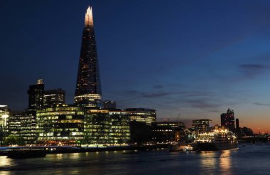 Geceleri Tamigi 'de Londra manzarası