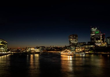 Geceleri Tamigi 'de Londra manzarası