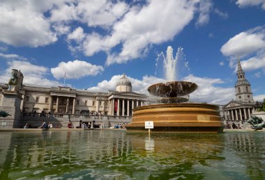 Trafalgar Meydanı 'ndaki Çeşme İngiltere' nin en popüler turistik etkinliklerinden biri..