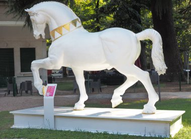 Leonardo At Projesi, Leonardo 'nun atı Matteo Cibic tarafından eski hipodrom Milan' da tekrar ziyaret edildi..