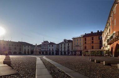 Vercelli, Piedmont, İtalya 'daki Cavour Meydanı.