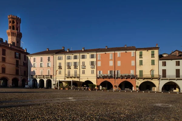 Vercelli, Piedmont, İtalya 'daki Cavour Meydanı.