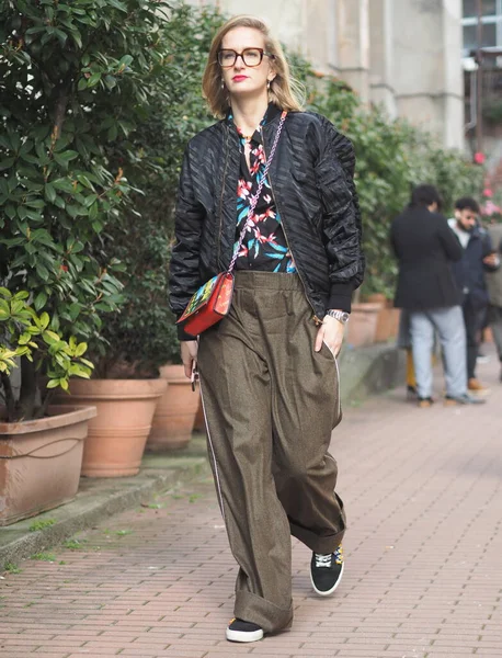 Moda Blogger Street Style Outfit Antes Del Desfile Moda Brognano — Foto de Stock