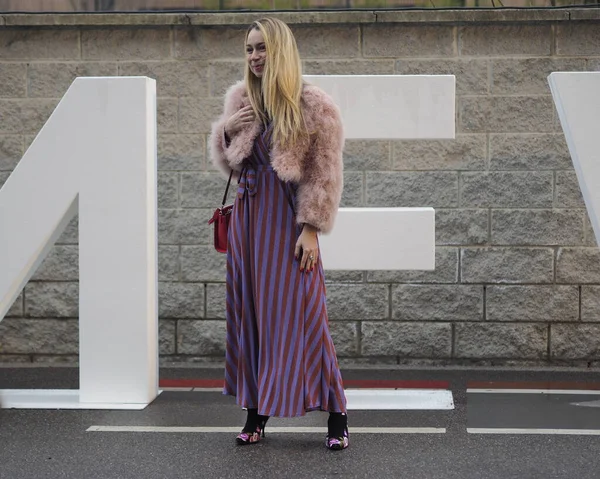 LES COPINS defilesinden önce moda kadın sokak tarzı kıyafet, Milan Moda Haftası Kadını sonbahar / kış boyunca İtalya 'nın Milano kentinde. 