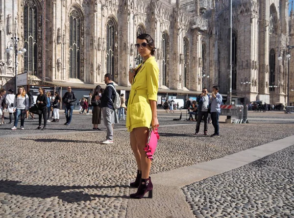 在9月的米兰时装周期间 时尚杂志博主在日内瓦时装秀之前为摄影师们摆姿势 — 图库照片