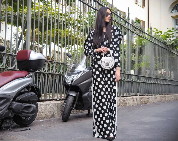 Fashionable Woman Posing Photographers Street Antonio Marras Fashion Show Milan — 스톡 사진