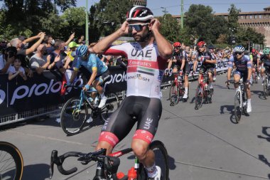 Dünyanın en önemli bisiklet yarışlarından biri olan Milano Sanremo 'ya başlayarak, bu yıl Ağustos ayının alışılmadık ayına ertelendi.